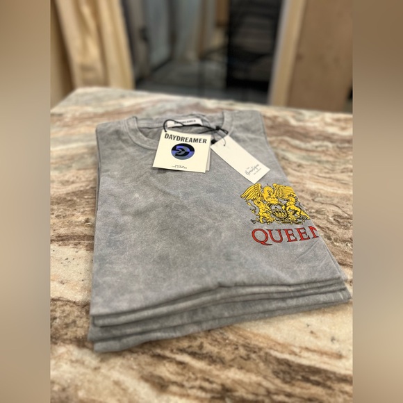 Daydreamer Queen World Tour 1977 Merch Tee - Picture 9 of 9